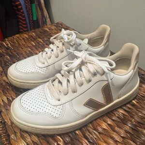 Veja Women V-10 Size 37 Sneakers